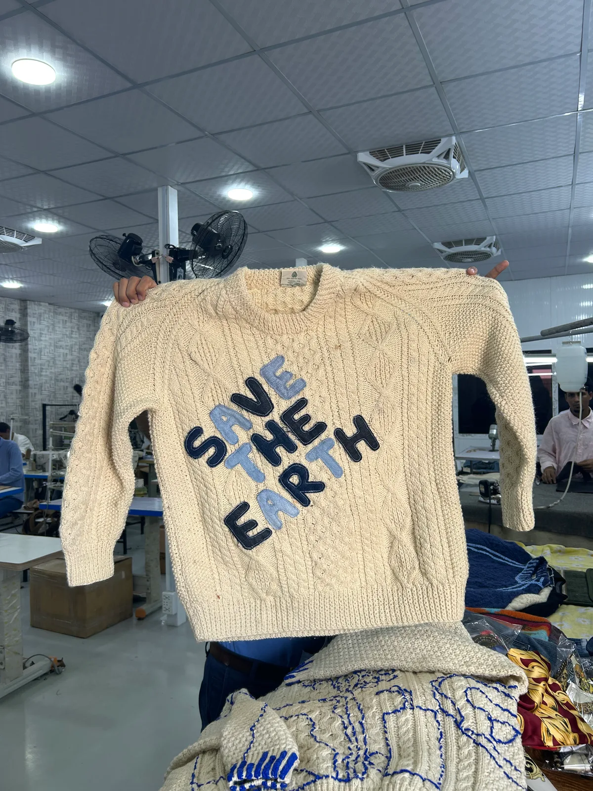 Bilder aus der Textilfabrik, wo der Kaschmir rezykliert wird.